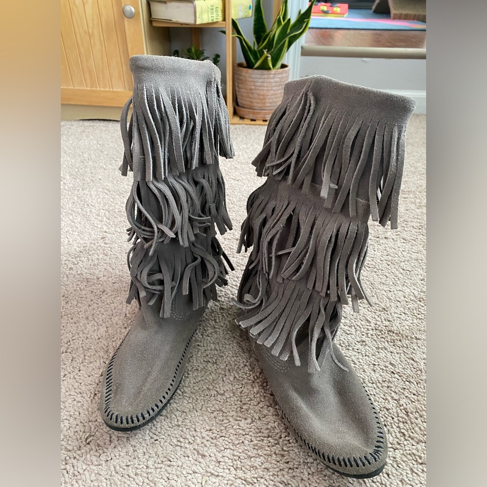 Grey Minnetonka 3 layer fringe boots - Picture 2 of 11